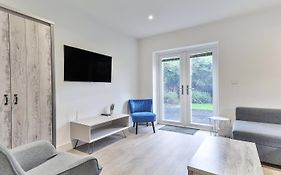 3 Bed Refurbished, Modern House, Wifi, Patio Area